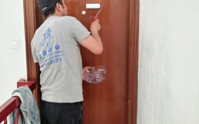 Arreglo y barniz de puerta exterior de madera