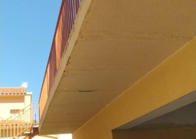 Balcón antes de la reparación en urbanización en Can Salva en Girona2