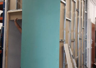 Colocación de placas de pladur en la estructura creada en Poble Nou