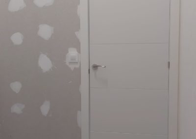 Colocación de puerta en la oficina en el sector de Poble Nou