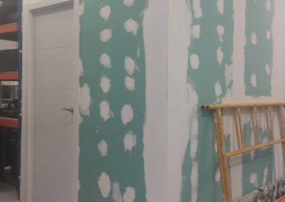 Oficina ya creada encintada y masillada lista para pintar en sector de Poble Nou