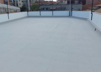 Terrado terminado con 3 capas de pintura impermeable en comunidad en Terrassa