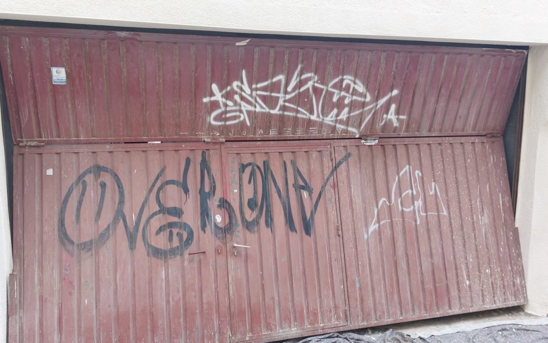 Pintura Profesional de Puerta de Parking en Sant Andreu, Barcelona