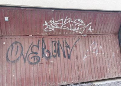 Antes del cambio de la pintura en la puerta en Sant Andreu para particular 1