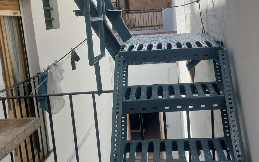 Pintura Renovadora de Escaleras de Terraza en Sant Andreu, Barcelona