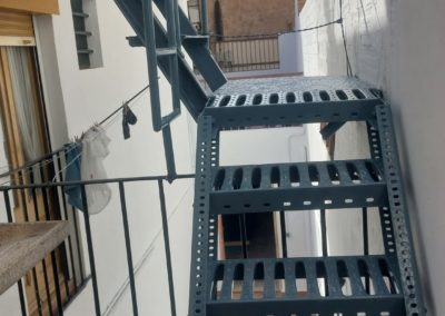 Pintura Renovadora de Escaleras de Terraza en Sant Andreu, Barcelona