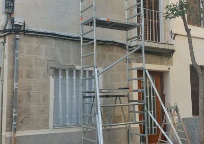 Fachada antes de la reparación y cambio de pintura en Sant Andreu para particular 1