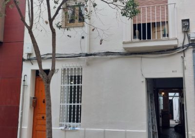 Fachada después de la reparación y cambio de pintura en Sant Andreu para particular 1