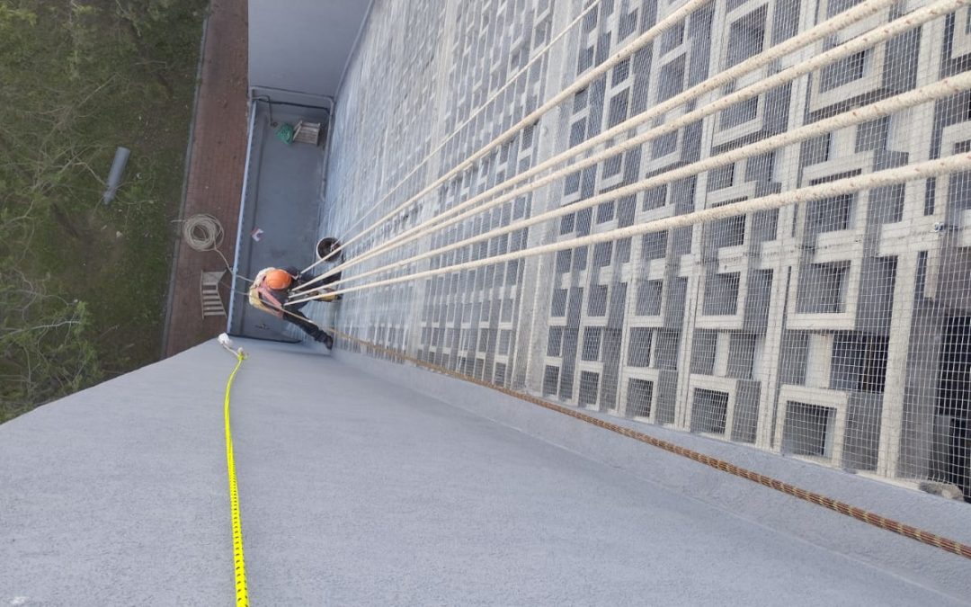 Instalación de malla metálica y limpieza de patio de luz en comunidad de vecinos – Ciudad Meridiana / Torre Baró (Barcelona)
